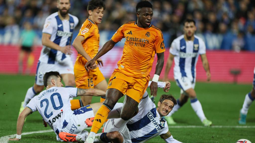 Vinicius regatea a la defensa del Leganés.