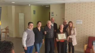 Foto de familia con Petrolino y Socorro recibiendo el premio