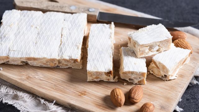 Turrón cortado en lingotes.