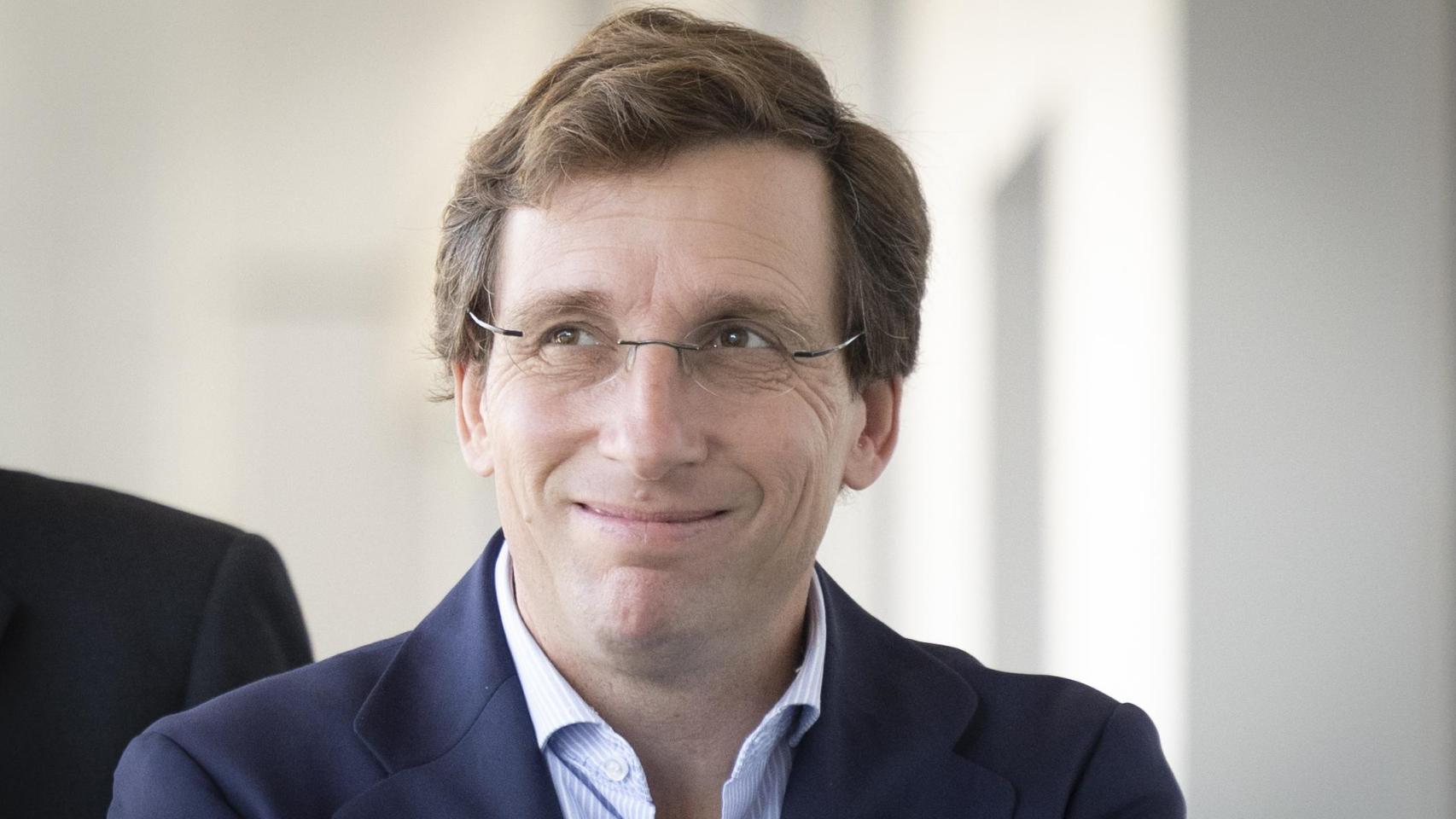 Imágenes del día: el viaje de aventura y frío de Martínez-Almeida con su mujer en los Pirineos