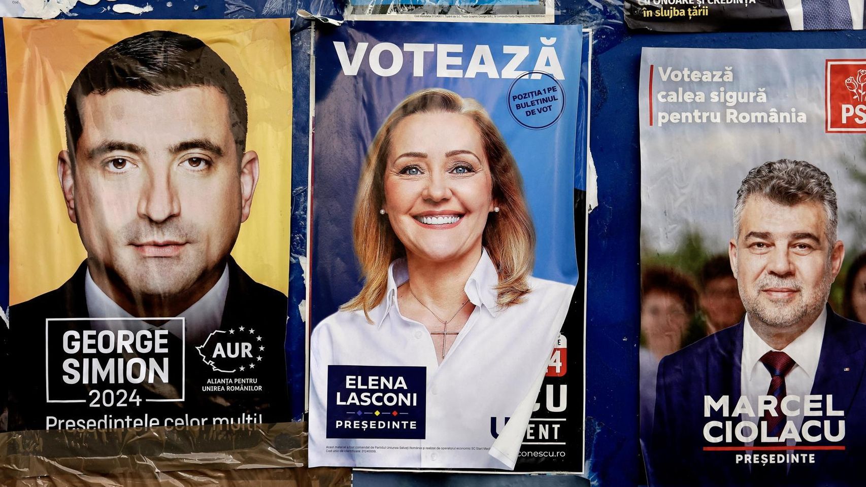 Carteles de tres de los principales candidatos a las elecciones en Rumanía: George Simion, Elena Lasconi y el primer ministro Marcel Ciolacu