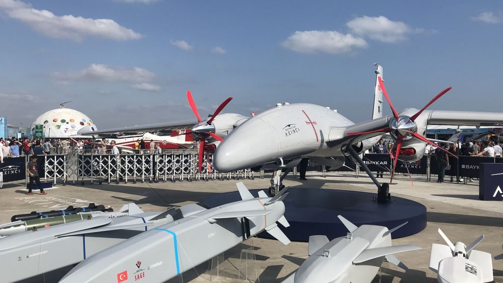 Dron Akinci junto a su panoplia de misiles y armas