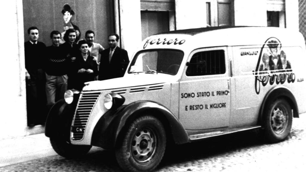 Vehículo de reparto logotipado con las letras de Ferrero.