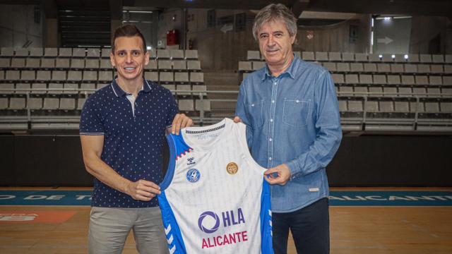 Perelló y el presidente, Dani Adriasola, en el anuncio del fichaje en noviembre.