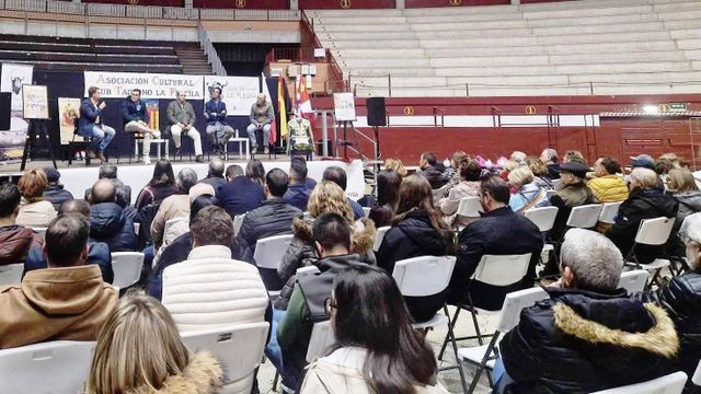 Un momento del coloquio taurino en el coso cubierto de La Flecha repleto de aficionados