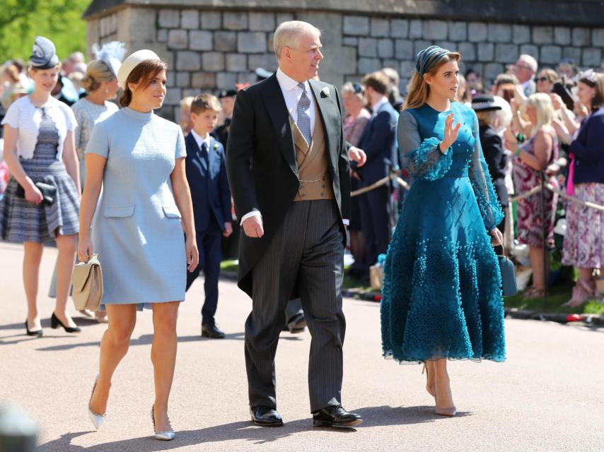 Las princesas Beatriz y Eugenia, junto a Andrés de York en la boda de Harry y Meghan Markle.
