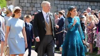 Las princesas Beatriz y Eugenia, junto a Andrés de York en la boda de Harry y Meghan Markle.