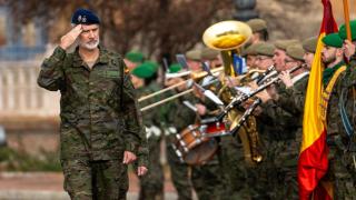 Felipe VI, con el uniforme militar, durante su visita a Sevilla.