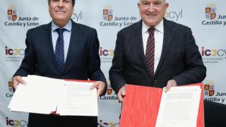 El consejero de Economía y Hacienda, Carlos Fernández Carriedo; y el alcalde de Valladolid, Jesús Julio Carnero, durante la firma del acuerdo para la puesta en marcha del circuito urbano para vehículos de movilidad conectada