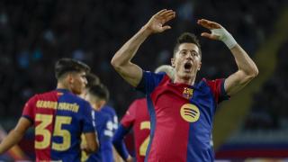 El delantero polaco del FC Barcelona Robert Lewandowski celebra tras anotar un gol de penalti.
