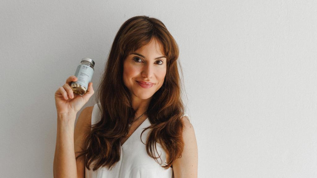 Isabel Viña posa con algunos de sus productos.