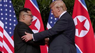 El presidente Trump estrecha la mano del líder norcoreano Kim Jong-Un durante su reunión en la isla Sentosa (Singapur) en junio de 2018.