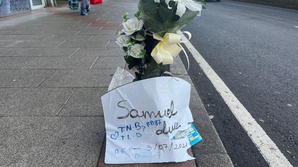 Altar a Samuel Luiz en el punto en el que murió