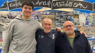 En el medio Alfredo, rodeado de Xoel, a la izquierda, y Jorge, a la derecha, camareros de la Cafetería Monelos