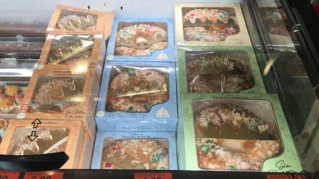 Varios roscones de Reyes de Mercadona en sus envases, listos para la venta.
