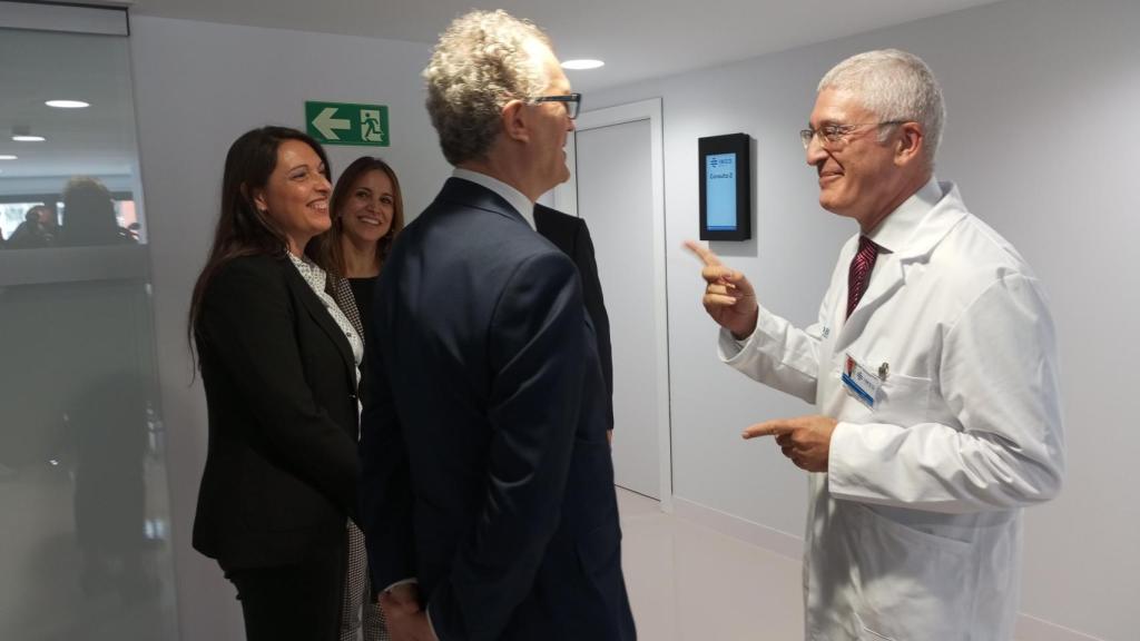 El cardiólogo Rafael Florenciano, explicándole las claves asistenciales de los pacientes de IMED, al consejero de Salud, Juan José Pedreño, durante la inauguración de las instalaciones hace un año.