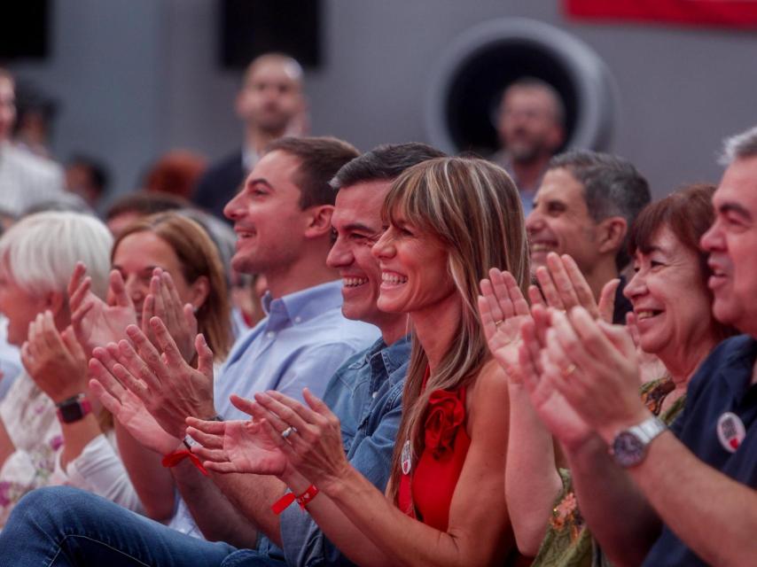 El secretario general del PSOE Madrid, Juan Lobato, el presidente del Gobierno, Pedro Sánchez, y su mujer, Begoña Gómez.