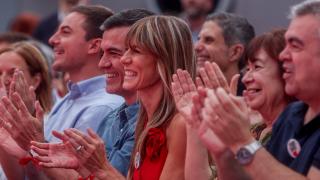 El secretario general del PSOE Madrid, Juan Lobato, el presidente del Gobierno, Pedro Sánchez, y su mujer, Begoña Gómez, durante el acto de cierre de campaña del PSOE