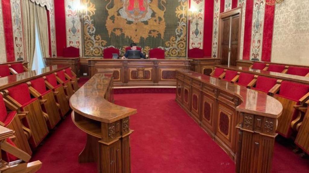 El alcalde de Alicante, Luis Barcala, en un salón del plenos vacío por la pandemia de Covid-19 en 2020.