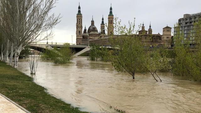 El Ebro, durante la riada de 2018.
