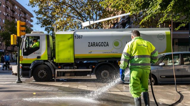 Una brigada de limpieza, en Zaragoza.