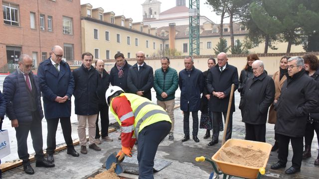 El alcalde de Valladolid, Jesús Julio Carnero; y el arzobispo Luis Argüello participan en la colocación de la primera piedra del nuevo centro de educación especial