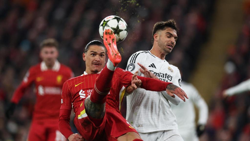 Asencio pelea un balón con Darwin Núñez.