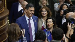 Pedro Sánchez, rodeado de pare de su Gobierno, incluida la vicepresiednta y ministra de Hacienda, María Jesús Montero.