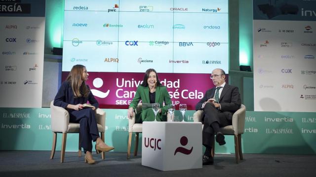 De izquierda a derecha, Paula de la Fuente, Hydrogen Business developer de Alpiq Energía España; Alba Pérez, redactora de El Español-Invertia, y Marcelino Oreja, asesor y experto en energía para fondos de inversión.