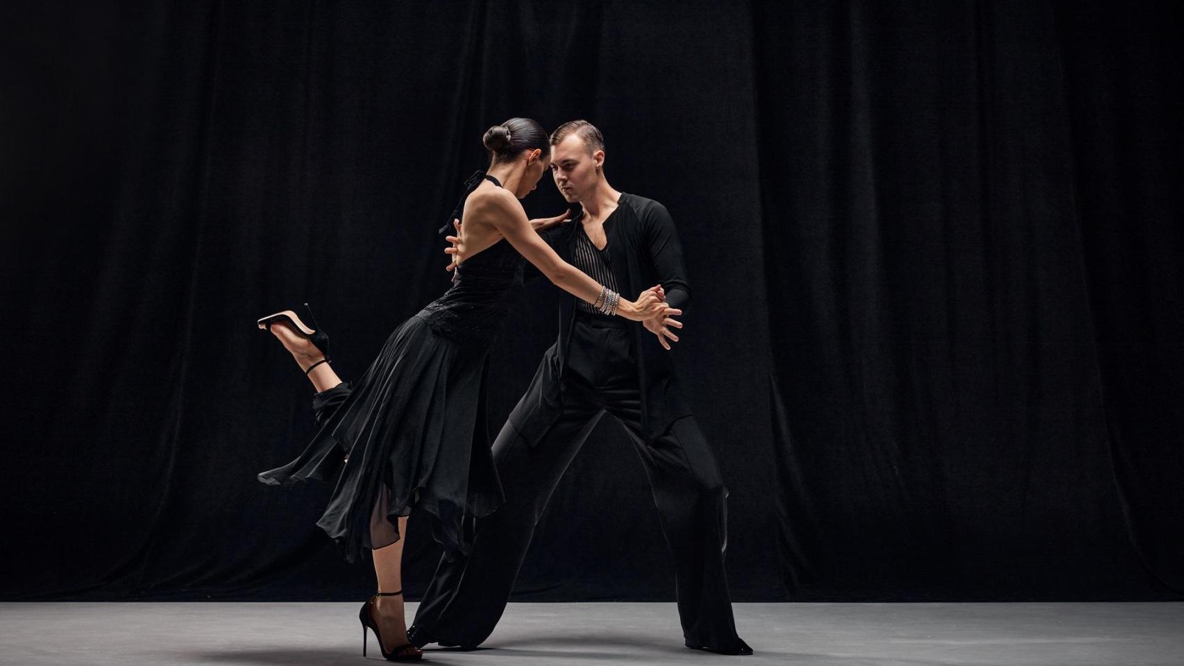 Dos personas bailan tango en una foto de archivo.