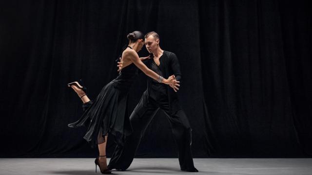 Dos personas bailan tango en una foto de archivo.