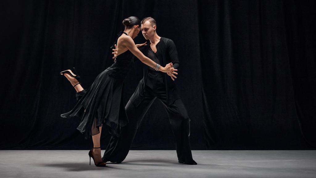Dos personas bailan tango en una foto de archivo