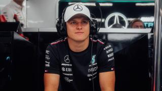Mick Schumacher, en el box de Mercedes F1
