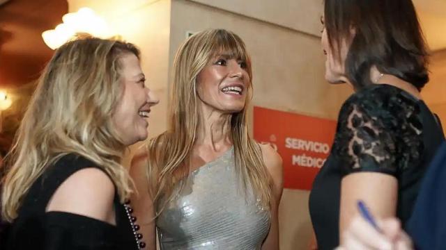 Begoña Gómez (c), junto a Cristina Álvarez (a) y la exministra Reyes Maroto (d).