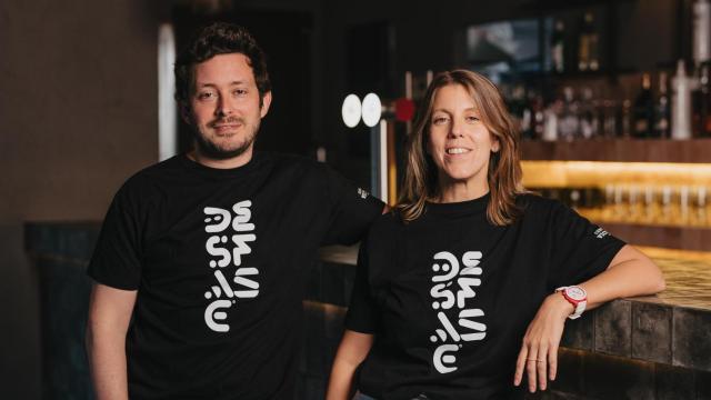 José Luis Vega y Marta Fernández de la Vega, los propietarios de Desfase, en su nuevo local ubicado en el barrio de Peñagrande.