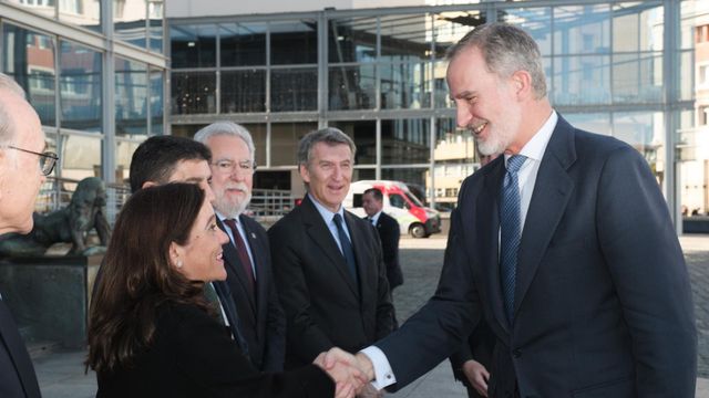 La alcaldesa de A Coruña, Inés Rey, recibe al rey Felipe VI en presencia, entre otros, del líder del PP, Alberto Núñez Feijóo.