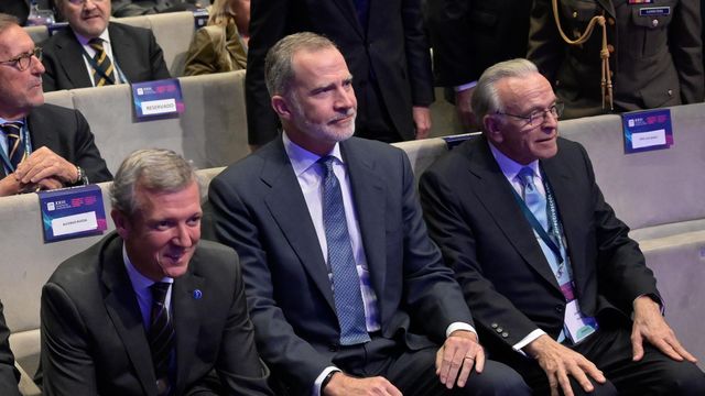 Alfonso Rueda, el rey Felipe VI e Isidro Fainé, en el Congreso de Diputados CEDE de A Coruña.