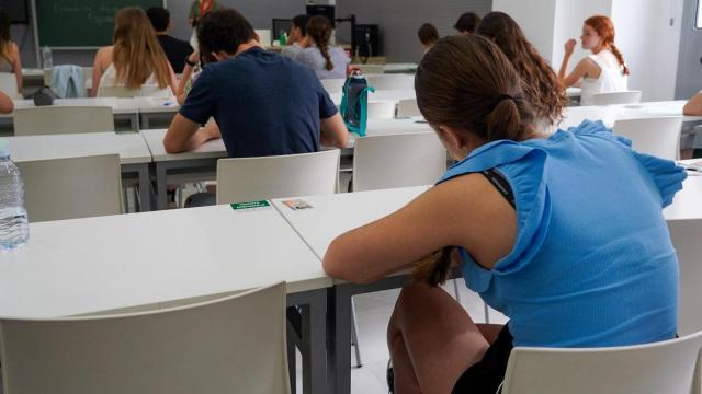 Estudiantes de Formación Profesional en un examen.