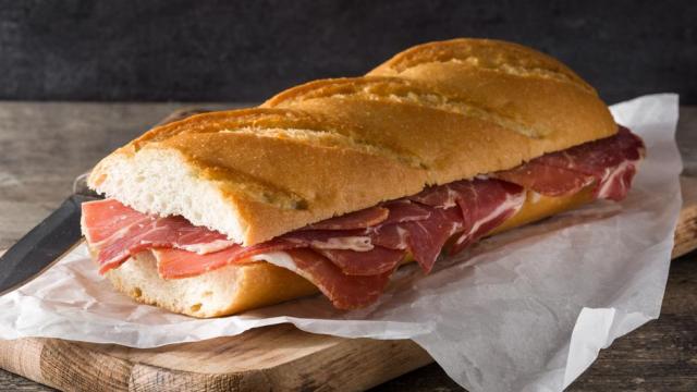 Rápido, de otoño y fácil: este bocadillo típico de Sevilla te apaña la merienda o una cena cuando no tienes tiempo