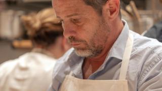 Emiliano Shobert, en el trabajo de cocina.