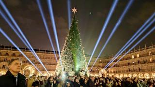 El alcalde de Salamanca, Carlos García Carbayo, asiste a la inauguración de la iluminación navideña en la Plaza Mayor