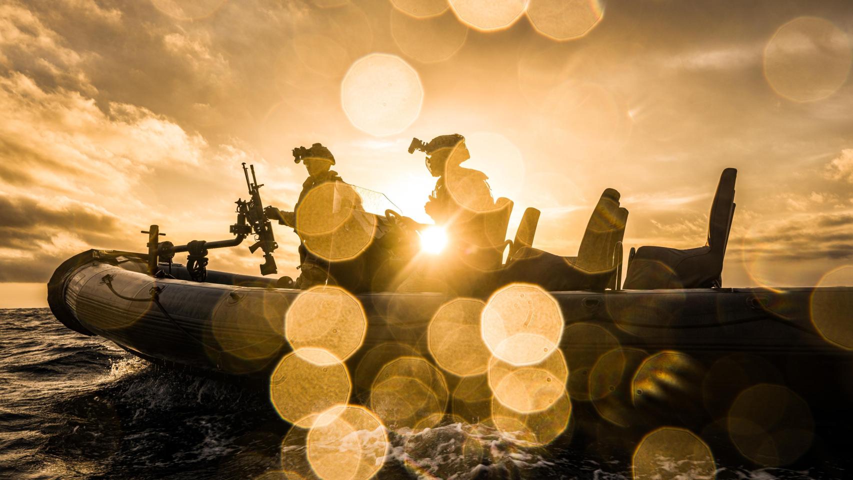 Una de las lanchas de asalto mantiene la cobertura desde fuera sobre el buque asaltado