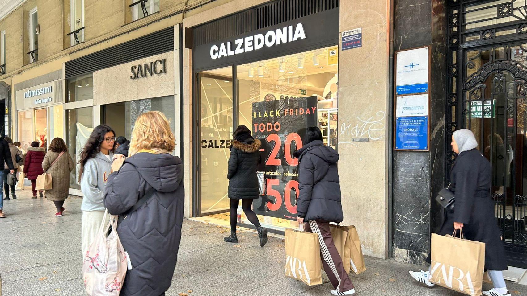 Vecinos en el paseo Independencia, Zaragoza.