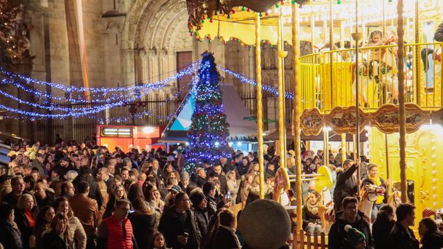 La plaza del Ayuntamiento, llena en Toledo un día navideño de 2023.