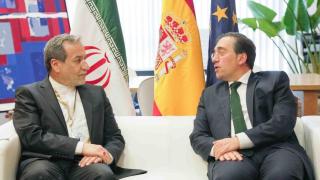 Abbas Araghchi, ministo de Exteriores de Irán, dialoga con José Manuel Albares, su homólogo español, en su bilateral celebrada en Cascais (Portugal).