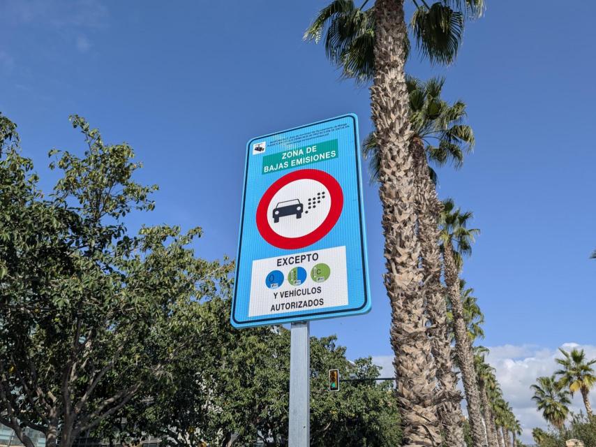 El cartel que anuncia la zona de Bajas Emisiones en el paseo marítimo, junto al puerto.