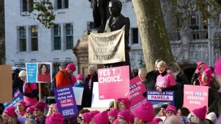 Manifestación este viernes en apoyo de la muerte asistida frente al Parlamento británico en Londres.
