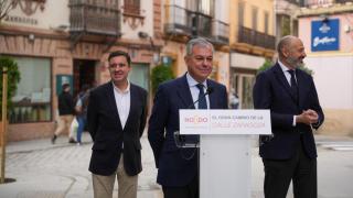 El alcalde de Sevilla, José Luis Sanz, junto al concejal de Urbanismo, Juan de la Rosa, y el gerente de Urbanismo, Fernando Vázquez.