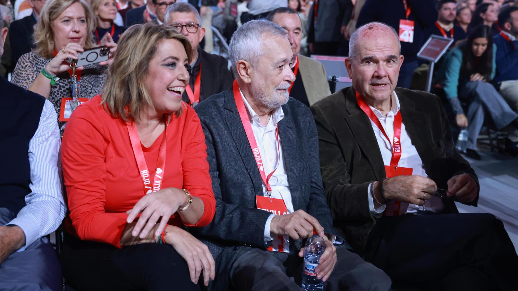 Los expresidentes socialistas de la Junta de Andalucía Manuel Chaves (d) y José Antonio Griñán (c) , junto a la ex presidenta de la Junta de Andalucía, Susana Díaz, durante el Congreso Federal del PSOE.