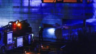 Un bombero trabaja en el control del incendio en el Rocío Jurado.